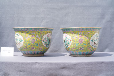 Une paire de jardini&egrave;res en porcelaine de Chine famille rose sur leurs supports, 19&egrave;me
