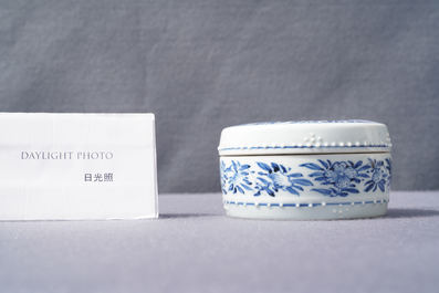 Een ronde Chinese blauw-witte dekseldoos, Kangxi
