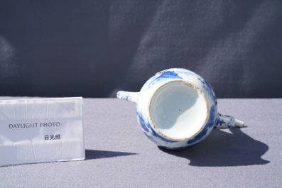 Une verseuse en porcelaine de Chine en bleu et blanc, &eacute;poque Transition