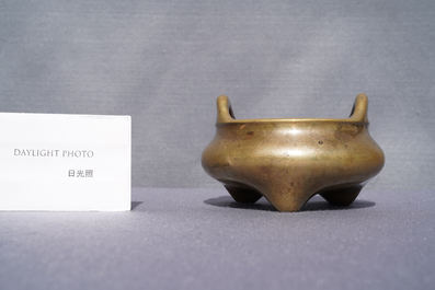 Un br&ucirc;le-parfum tripod en bronze, marque de Yu Tang Qing Wan, Kangxi