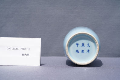 Een Chinese monochrome lavendelblauwe vaas, Kangxi merk, 19e eeuw