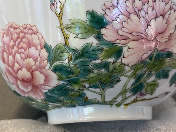 Une paire de bols en porcelaine de Chine famille rose &agrave; d&eacute;cor de pivoines, marque et &eacute;poque de Guangxu