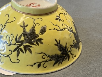 Een Chinese grisaille Dayazhai kom met gele fondkleur, Yong Qing Cang Chun merk, Guangxu