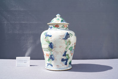 Un vase couvert en porcelaine de Chine wucai, &eacute;poque Transition