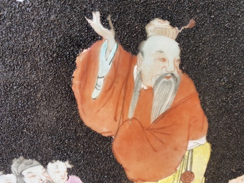Een paar Chinese famille rose plaquettes met fond van zwart grind, Jiaqing