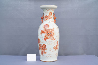 Een Chinese ijzerrode vaas met boeddhistische leeuwen, 19e eeuw