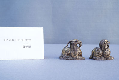 Deux poids de rouleaux en bronze dor&eacute; et laqu&eacute; en forme d'animaux mythiques, Chine, Ming