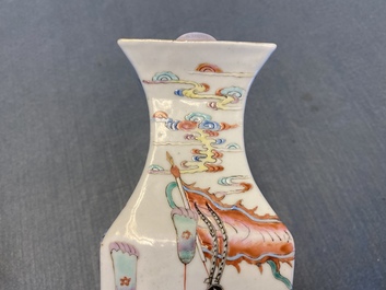 Un vase de forme carr&eacute;e en porcelaine de Chine famille rose, 19&egrave;me