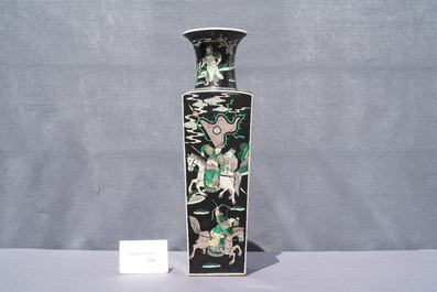 Een vierkante Chinese famille noire vaas met figuratieve panelen, Kangxi merk, 19e eeuw