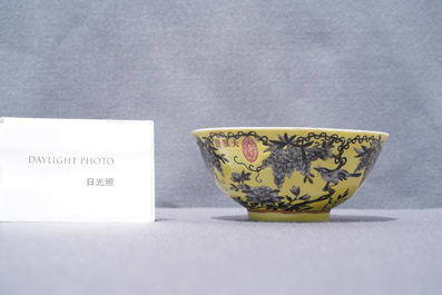 Un bol Dayazhai en porcelaine de Chine grisaille sur fond jaune, marque Yong Qing Cang Chun, Guangxu