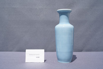 Een Chinese monochrome lavendelblauwe vaas, Kangxi merk, 19e eeuw