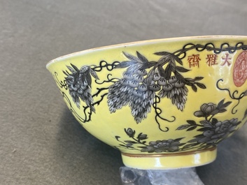 Een Chinese grisaille Dayazhai kom met gele fondkleur, Yong Qing Cang Chun merk, Guangxu