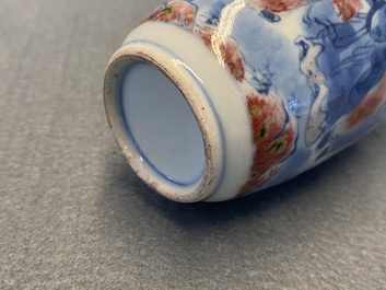 Een klein Chinees blauw-wit en koperrood vaasje, 19e eeuw