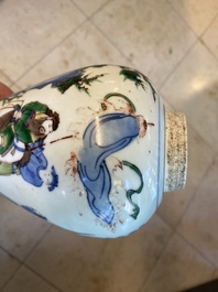 Un vase en porcelaine de Chine wucai &agrave; d&eacute;cor de 'Hongfu', &eacute;poque Transition