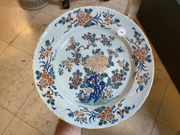 Un plat en fa&iuml;ence de Delft polychrome &agrave; d&eacute;cor floral, 18&egrave;me