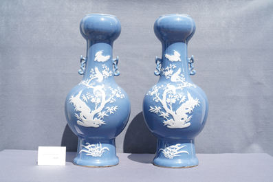 Een paar Chinese monochrome blauwe vazen met wit slipdecor, 19e eeuw