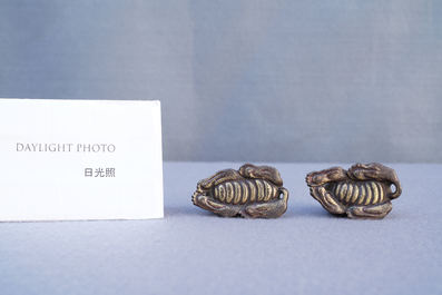 Deux poids de rouleaux en bronze dor&eacute; et laqu&eacute; en forme d'animaux mythiques, Chine, Ming