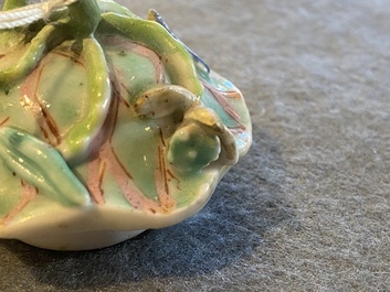 Une bo&icirc;te &agrave; th&eacute; couverte en porcelaine de Chine famille rose en forme de lotus, Yongzheng
