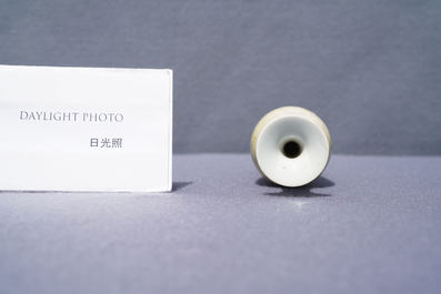 Un vase en porcelaine de Chine &eacute;maill&eacute; fleur de p&ecirc;che, marque de Kangxi, R&eacute;publique