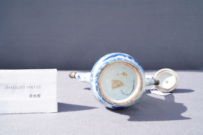 Een Chinese blauw-witte dekselkan met zilveren montuur, Transitie periode