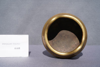 Een Chinese bronzen driepotige wierookbrander, Yu Tang Qing Wan merk, Kangxi