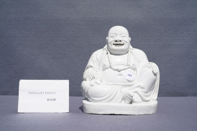 Een Chinese Dehua blanc de Chine figuur van Boeddha, Kangxi