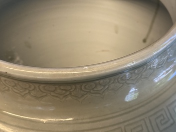 Een bolle Chinese monochrome celadon 'draken' vaas, Kangxi