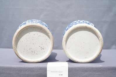 Deux paires de vases couverts en porcelaine de Chine en bleu et blanc et famille verte, 19/20&egrave;me