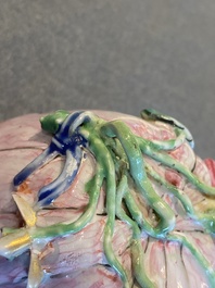 Une bo&icirc;te &agrave; th&eacute; couverte en porcelaine de Chine famille rose en forme de lotus, Yongzheng