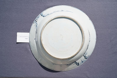 Un tr&egrave;s grand plat en porcelaine de Chine en bleu et blanc de type kraak &agrave; d&eacute;cor de Wang Xizhi, Wanli