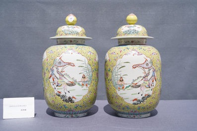 Une paire de vases couverts en porcelaine de Chine famille rose &agrave; fond jaune, marque de Guangxu, R&eacute;publique