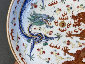 Een Chinese famille rose 'draken' schotel, Guangxu merk en periode