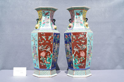 Une paire de vases de forme hexagonale en porcelaine de Chine famille rose, 19&egrave;me