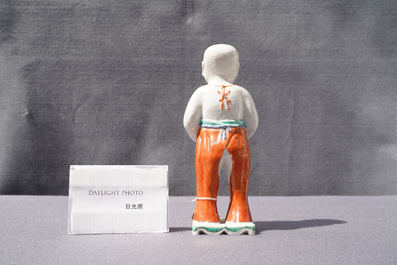 Een Chinese famille verte waterdruppelaar in de vorm van een plassende jongen, Qianlong