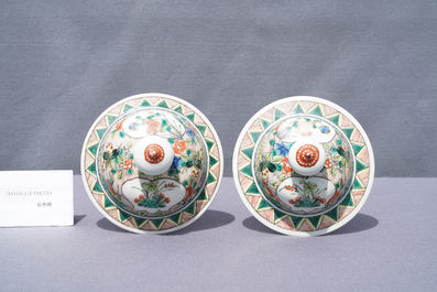 Deux paires de vases couverts en porcelaine de Chine en bleu et blanc et famille verte, 19/20&egrave;me