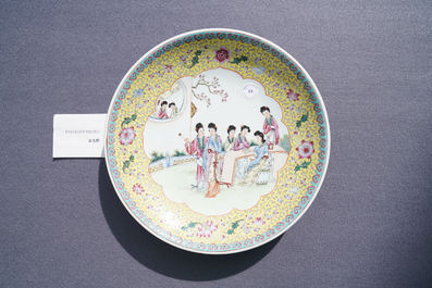 Een Chinese famille rose schotel, Qianlong merk, Republiek