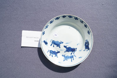 Een Chinees blauw-wit ko-sometsuke bord met ossen voor de Japanse markt, Tianqi