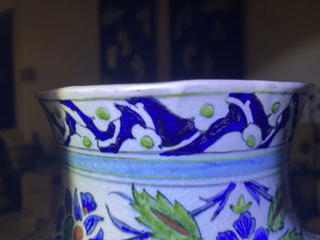 Un grand vase de style Iznik, Cantagalli, Italie, 19&egrave;me