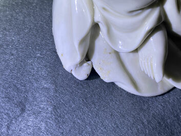 Une figure de Guanyin en porcelaine blanc de Chine de Dehua, Kangxi