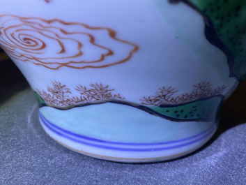 Un vase couvert en porcelaine de Chine famille verte, Kangxi