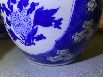 Een Chinese blauw-witte pot met een kylin, Kangxi