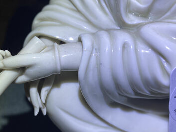 Une figure de Guanyin en porcelaine blanc de Chine de Dehua, Kangxi