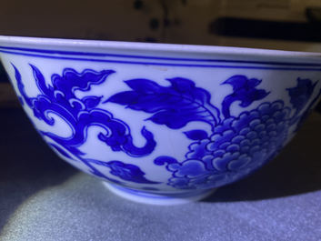 Een Chinese blauw-witte kom met pioenslingers, Xuande merk, Kangxi