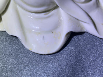 Een Chinese Dehua blanc de Chine figuur van Guanyin, Kangxi