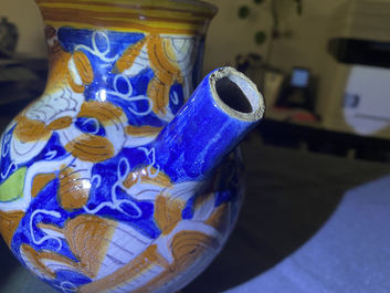 Een paar polychrome Italiaanse majolica siroopkannen, Casteldurante, 16e eeuw