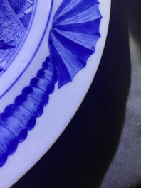 Un plat en porcelaine de Chine en bleu et blanc &agrave; d&eacute;cor de la cultivation de th&eacute;, Qianlong