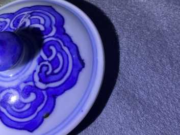 Un pot couvert en porcelaine de Chine en bleu et blanc &agrave; d&eacute;cor de rinceaux de lotus, &eacute;poque Transition
