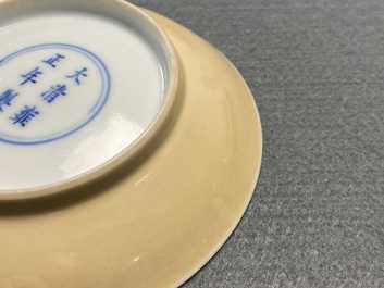 Une paire de coupes en porcelaine de Chine aux dos &eacute;maill&eacute;s caf&eacute; au lait, marque et &eacute;poque de Yongzheng