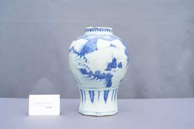 Un vase en porcelaine de Chine en bleu et blanc &agrave; d&eacute;cor de figures dans un paysage, &eacute;poque Transition