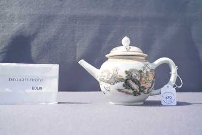 Une th&eacute;i&egrave;re et une paire de tasses et soucoupes en porcelaine de Chine, Yongzheng